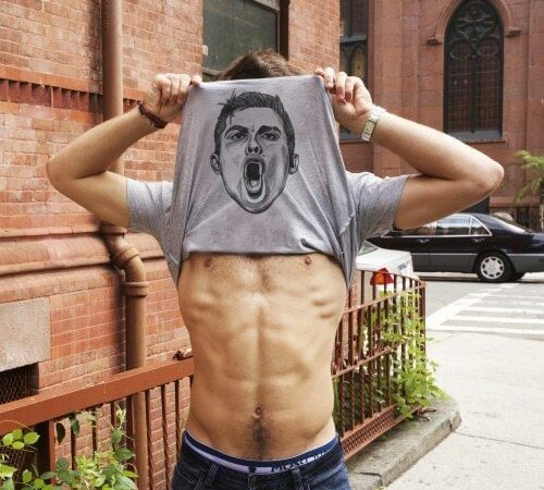 Overturn: Des tee-shirts pour fêter ses héros de foot!