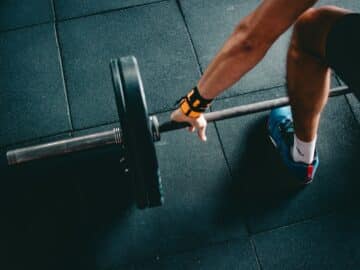 man holding black barbell