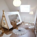 Quitter le lit à barreaux pour un lit ouvert est une étape marquante : elle ouvre la porte à plus d’autonomie… et pose souvent quelques questions très concrètes. Est-ce le bon moment ? Comment éviter les soirées compliquées ? Et surtout, comment faire pour que ce changement reste confortable et sécurisé pour toute la famille ? À quel âge passer du lit à barreaux au lit ouvert ? Il n’existe pas d’âge universel pour quitter le lit à barreaux ; on cherche surtout le bon moment pour votre enfant, en combinant un repère d’âge et des signes concrets. Dans beaucoup de familles, la transition se fait vers l’âge de 2 ou 3 ans, mais elle peut avoir lieu un peu plus tôt ou plus tard. Le facteur décisif reste la sécurité : dès que l’enfant commence à grimper, le lit à barreaux peut devenir plus risqué qu’un lit ouvert bien préparé. Pour savoir si le moment est adapté, fiez-vous à quelques indicateurs simples : Sécurité : il essaie de passer par-dessus les barreaux, ou réussit déjà à sortir. Autonomie : il a envie de « faire seul », comprend l’idée d’aller se coucher et accepte davantage les routines. Sommeil : l’endormissement devient plus régulier, avec moins d’opposition systématique (même s’il y aura une phase d’adaptation). Compréhension de règles courtes : il peut intégrer deux consignes claires, par exemple « on reste dans le lit » et « si tu as besoin, tu appelles ». Si ces points sont plutôt présents, la transition a de bonnes chances de se dérouler sans encombre. Et si l’escalade commence, il est préférable de ne pas attendre : un lit ouvert dans une chambre sécurisée permet souvent de franchir cette étape plus sereinement. Visitez aussi le site de notre partenaire: https://luletto.fr/Lit-Cabane Quel lit ouvert choisir : au sol, bas, ou “cocon” ? Pour choisir un lit ouvert, posez-vous une question très simple : de quel “cadre” votre enfant a-t-il besoin au début ?Certains enfants se sentent tout de suite à l’aise avec une grande liberté, d’autres dorment mieux quand l’espace est un peu plus structuré. L’espace de la chambre et votre organisation du soir comptent aussi : plus l’enfant peut se déplacer librement, plus il est important que la pièce soit prête et que la routine soit stable. Lit au sol (esprit Montessori) : autonomie maximale Le lit au sol est pertinent quand vous voulez une transition naturelle vers l’autonomie : l’enfant peut se coucher et se lever sans aide, et la hauteur très basse réduit le risque de chute. C’est souvent un bon choix pour les enfants qui veulent “faire seuls” et qui supportent bien les règles simples du soir. En revanche, il faut être lucide : comme l’enfant peut sortir facilement, il peut aussi tester les limites (se relever, jouer, explorer). Le lit au sol fonctionne donc particulièrement bien si vous êtes prêts à faire deux choses : sécuriser la chambre (puisque la chambre devient sa zone de déplacement) et tenir un cadre cohérent les premiers jours (raccompagner calmement, sans longues discussions). Lit bas (Lit Simple / Lit Classique) : un compromis rassurant Un lit bas convient très bien quand vous cherchez un passage “en douceur” : on change de lit, mais on garde une sensation de stabilité. Pour beaucoup de parents, c’est le choix le plus simple, car il ressemble davantage à un lit classique, tout en restant accessible à l’enfant. L’intérêt principal, c’est la possibilité d’ajuster : une barrière amovible peut être utile au départ si l’enfant bouge beaucoup, s’il est inquiet, ou si vous voulez éviter les chutes pendant la phase d’adaptation. Puis, quand les nuits deviennent plus calmes, on retire la barrière — sans changer de meuble, ce qui évite de multiplier les transitions. Lit Cabane : un repère visuel qui peut faciliter la transition Un Lit Cabane peut être un bon allié si votre enfant a besoin de repères visuels et d’un espace qui “contient” un peu plus. La structure et le toit donnent une impression de cocon : l’enfant perçoit le lit comme un endroit à lui, plus intime, parfois plus rassurant qu’un simple grand lit “ouvert” dans une pièce. Cela peut aider lorsque l’enfant est enthousiaste à l’idée d’un lit de grand, mais hésite au moment de dormir seul : l’effet cabane rend l’espace plus accueillant, et favorise le rituel du coucher (veilleuse, doudou, histoire). Ce n’est pas une garantie de nuits parfaites, mais c’est un environnement qui peut faciliter l’adhésion à la nouvelle étape. Comment accompagner la transition en douceur (plan simple sur 7–14 jours) Pour réussir la transition en 7 à 14 jours, il faut garder un message très clair pour l’enfant : le lit change, mais le cadre du coucher reste le même. Une approche progressive, avec peu de nouveautés à la fois, permet de réduire fortement les réveils « de test » et les soirées qui s’éternisent. Voici une méthode simple, en trois temps : Avant le changement (1–2 jours) : installez le lit et la literie avec votre enfant pour qu’il se sente acteur, puis annoncez deux règles courtes (toujours avec les mêmes mots), par exemple « on reste dans le lit » et « si tu as besoin, tu m’appelles ». Profitez-en pour vérifier que la chambre est prête, car l’enfant pourra se lever. Les 3–4 premières nuits : gardez la routine strictement identique (bain, histoire, lumière, coucher) et un départ calme, sans négociation. Si l’enfant se relève, raccompagnez-le tout de suite, avec très peu de mots et sans “bonus” (pas de discussion, pas de jeu, pas de deuxième histoire). Jours 5–14 : stabilisez. La clé est la cohérence : même réponse à chaque réveil, et des encouragements le matin sur ce qui a été réussi. Évitez aussi d’ajouter d’autres grands changements en parallèle (propreté, suppression de la tétine, etc.), car c’est l’accumulation qui complique. Ce plan est volontairement sobre : il fonctionne parce qu’il mise sur la prévisibilité et la répétition. En quelques jours, l’enfant comprend ce qui est attendu, et le lit ouvert devient une nouvelle routine — sans avoir besoin de “négocier” chaque soir.