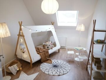 Quitter le lit à barreaux pour un lit ouvert est une étape marquante : elle ouvre la porte à plus d’autonomie… et pose souvent quelques questions très concrètes. Est-ce le bon moment ? Comment éviter les soirées compliquées ? Et surtout, comment faire pour que ce changement reste confortable et sécurisé pour toute la famille ? À quel âge passer du lit à barreaux au lit ouvert ? Il n’existe pas d’âge universel pour quitter le lit à barreaux ; on cherche surtout le bon moment pour votre enfant, en combinant un repère d’âge et des signes concrets. Dans beaucoup de familles, la transition se fait vers l’âge de 2 ou 3 ans, mais elle peut avoir lieu un peu plus tôt ou plus tard. Le facteur décisif reste la sécurité : dès que l’enfant commence à grimper, le lit à barreaux peut devenir plus risqué qu’un lit ouvert bien préparé. Pour savoir si le moment est adapté, fiez-vous à quelques indicateurs simples : Sécurité : il essaie de passer par-dessus les barreaux, ou réussit déjà à sortir. Autonomie : il a envie de « faire seul », comprend l’idée d’aller se coucher et accepte davantage les routines. Sommeil : l’endormissement devient plus régulier, avec moins d’opposition systématique (même s’il y aura une phase d’adaptation). Compréhension de règles courtes : il peut intégrer deux consignes claires, par exemple « on reste dans le lit » et « si tu as besoin, tu appelles ». Si ces points sont plutôt présents, la transition a de bonnes chances de se dérouler sans encombre. Et si l’escalade commence, il est préférable de ne pas attendre : un lit ouvert dans une chambre sécurisée permet souvent de franchir cette étape plus sereinement. Visitez aussi le site de notre partenaire: https://luletto.fr/Lit-Cabane Quel lit ouvert choisir : au sol, bas, ou “cocon” ? Pour choisir un lit ouvert, posez-vous une question très simple : de quel “cadre” votre enfant a-t-il besoin au début ?Certains enfants se sentent tout de suite à l’aise avec une grande liberté, d’autres dorment mieux quand l’espace est un peu plus structuré. L’espace de la chambre et votre organisation du soir comptent aussi : plus l’enfant peut se déplacer librement, plus il est important que la pièce soit prête et que la routine soit stable. Lit au sol (esprit Montessori) : autonomie maximale Le lit au sol est pertinent quand vous voulez une transition naturelle vers l’autonomie : l’enfant peut se coucher et se lever sans aide, et la hauteur très basse réduit le risque de chute. C’est souvent un bon choix pour les enfants qui veulent “faire seuls” et qui supportent bien les règles simples du soir. En revanche, il faut être lucide : comme l’enfant peut sortir facilement, il peut aussi tester les limites (se relever, jouer, explorer). Le lit au sol fonctionne donc particulièrement bien si vous êtes prêts à faire deux choses : sécuriser la chambre (puisque la chambre devient sa zone de déplacement) et tenir un cadre cohérent les premiers jours (raccompagner calmement, sans longues discussions). Lit bas (Lit Simple / Lit Classique) : un compromis rassurant Un lit bas convient très bien quand vous cherchez un passage “en douceur” : on change de lit, mais on garde une sensation de stabilité. Pour beaucoup de parents, c’est le choix le plus simple, car il ressemble davantage à un lit classique, tout en restant accessible à l’enfant. L’intérêt principal, c’est la possibilité d’ajuster : une barrière amovible peut être utile au départ si l’enfant bouge beaucoup, s’il est inquiet, ou si vous voulez éviter les chutes pendant la phase d’adaptation. Puis, quand les nuits deviennent plus calmes, on retire la barrière — sans changer de meuble, ce qui évite de multiplier les transitions. Lit Cabane : un repère visuel qui peut faciliter la transition Un Lit Cabane peut être un bon allié si votre enfant a besoin de repères visuels et d’un espace qui “contient” un peu plus. La structure et le toit donnent une impression de cocon : l’enfant perçoit le lit comme un endroit à lui, plus intime, parfois plus rassurant qu’un simple grand lit “ouvert” dans une pièce. Cela peut aider lorsque l’enfant est enthousiaste à l’idée d’un lit de grand, mais hésite au moment de dormir seul : l’effet cabane rend l’espace plus accueillant, et favorise le rituel du coucher (veilleuse, doudou, histoire). Ce n’est pas une garantie de nuits parfaites, mais c’est un environnement qui peut faciliter l’adhésion à la nouvelle étape. Comment accompagner la transition en douceur (plan simple sur 7–14 jours) Pour réussir la transition en 7 à 14 jours, il faut garder un message très clair pour l’enfant : le lit change, mais le cadre du coucher reste le même. Une approche progressive, avec peu de nouveautés à la fois, permet de réduire fortement les réveils « de test » et les soirées qui s’éternisent. Voici une méthode simple, en trois temps : Avant le changement (1–2 jours) : installez le lit et la literie avec votre enfant pour qu’il se sente acteur, puis annoncez deux règles courtes (toujours avec les mêmes mots), par exemple « on reste dans le lit » et « si tu as besoin, tu m’appelles ». Profitez-en pour vérifier que la chambre est prête, car l’enfant pourra se lever. Les 3–4 premières nuits : gardez la routine strictement identique (bain, histoire, lumière, coucher) et un départ calme, sans négociation. Si l’enfant se relève, raccompagnez-le tout de suite, avec très peu de mots et sans “bonus” (pas de discussion, pas de jeu, pas de deuxième histoire). Jours 5–14 : stabilisez. La clé est la cohérence : même réponse à chaque réveil, et des encouragements le matin sur ce qui a été réussi. Évitez aussi d’ajouter d’autres grands changements en parallèle (propreté, suppression de la tétine, etc.), car c’est l’accumulation qui complique. Ce plan est volontairement sobre : il fonctionne parce qu’il mise sur la prévisibilité et la répétition. En quelques jours, l’enfant comprend ce qui est attendu, et le lit ouvert devient une nouvelle routine — sans avoir besoin de “négocier” chaque soir.