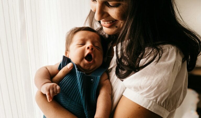 Portage ergonomique et développement du bébé : un guide complet sur le positionnement sécurisé, le confort et la mobilité post-partum