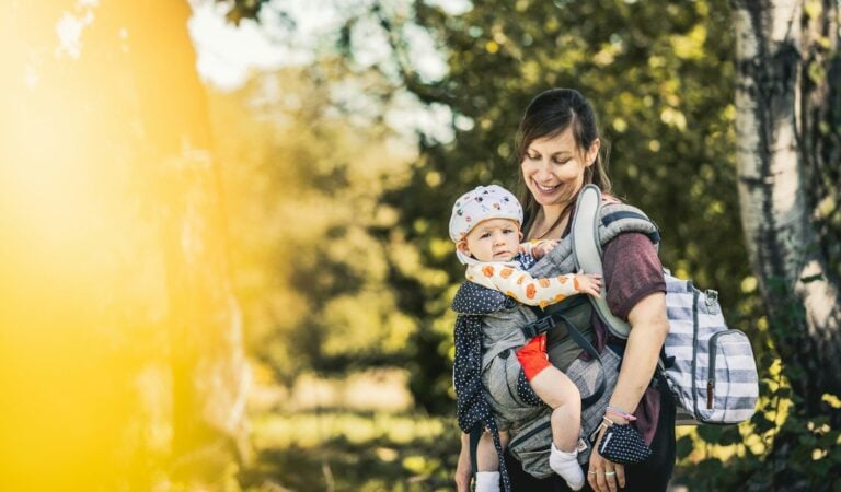 Portage ergonomique et développement du bébé : un guide complet sur le positionnement sécurisé, le confort et la mobilité post-partum